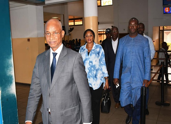 Cellou Dalein Diallo, leader de l'UFDG à sa descente d'avion à l'aéroport de Conakry