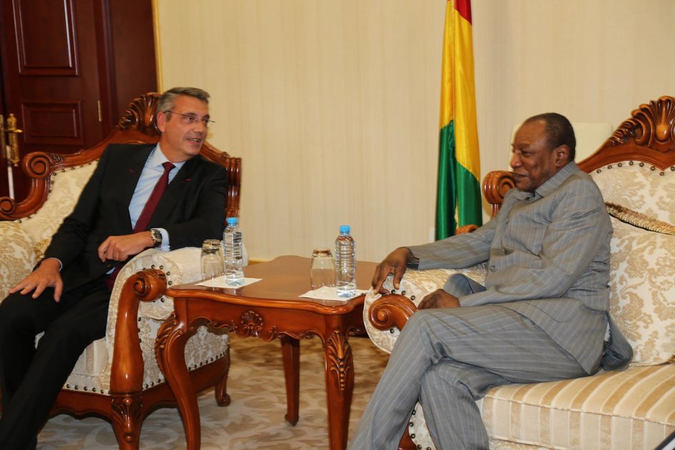 Feature image Jean Marc Grosgurin ambassadeur de France en Guinée et Alpha Condé Président de la République