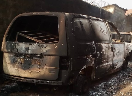 Un minibus incendié à Taouya