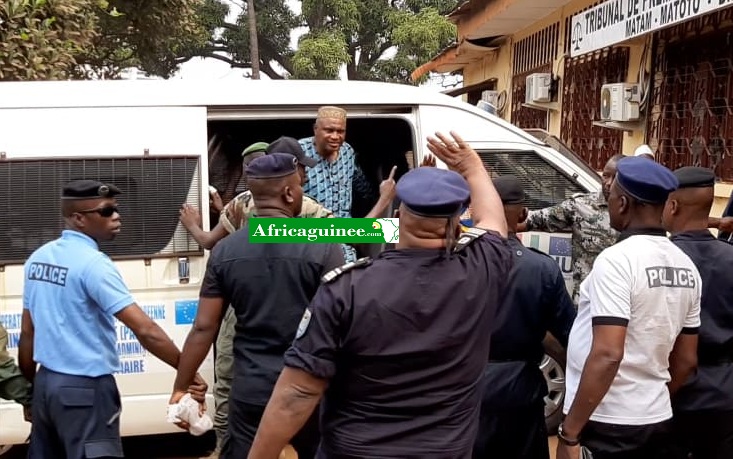 Abdoulaye Portos Diallo secrétaire général adjoint du Slecg à sa descente du véhicule