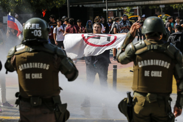 Des manifestants à Santiago de Chili-AFP