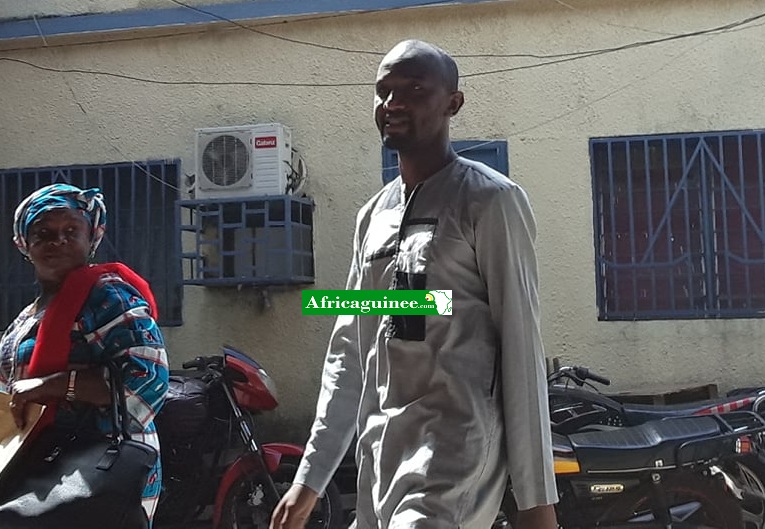 Béla Bah à son arrivée au Tribunal de Kaloum