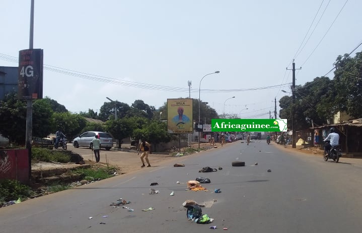 Des élèves perturbent la circulation à Kipé
