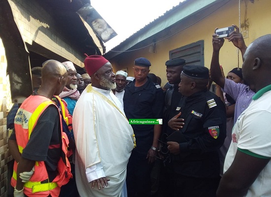 Elhadj Mamadou Saliou Camara, grand Imam de Conakry devant les services de secours