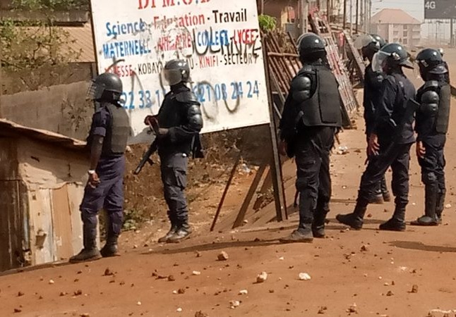 Des policiers déployés pour le maintien d'ordre en banlieue de Conakry