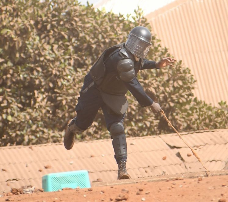 Policer armé de fronde sur le terrain du maintien d'ordre à Conakry