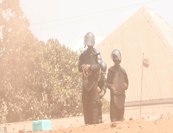 Des policiers déployés pour le maintien d'ordre en banlieue de Conakry