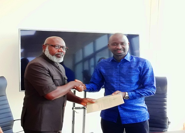 Feature image Cherif Antikou, Directeur Général de l’ARPT et Ivan Brown président du Liberia Telecommunication Authority (LTA)