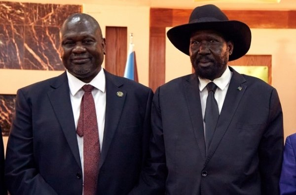 Le président du Soudan du Sud Salva Kiir (à droite) et le nouveau vice-président Riek Machar (à gauche). (Photo: Keystone)
