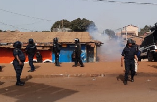 Accrochages entre forces de l'ordre et manifestants à Wanindara