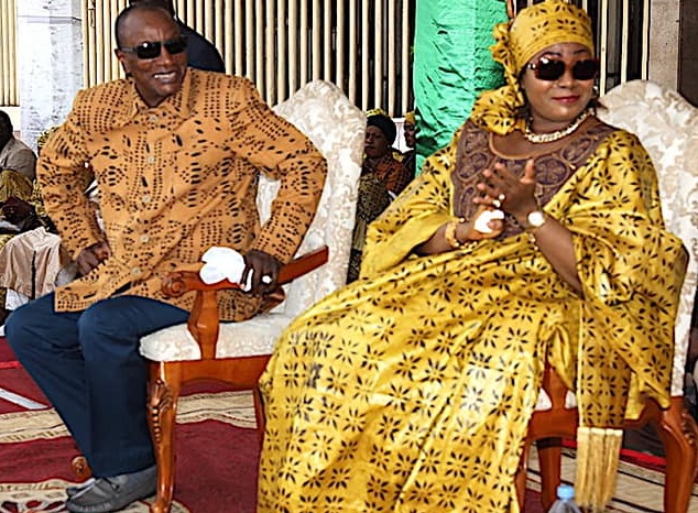Le président Alpha Condé et son épouse Hadja Djénè Kaba Condé au Palais du Peuple