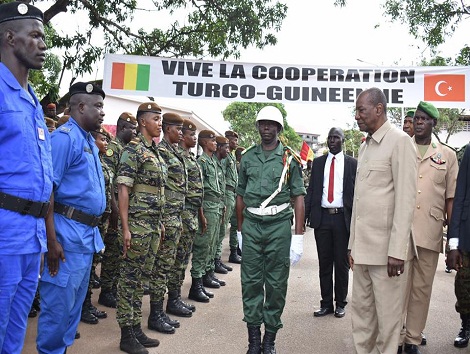 Alpha Condé, Président de la République de Guinée lors d'une visite au camp Alpha Yaya Diallo