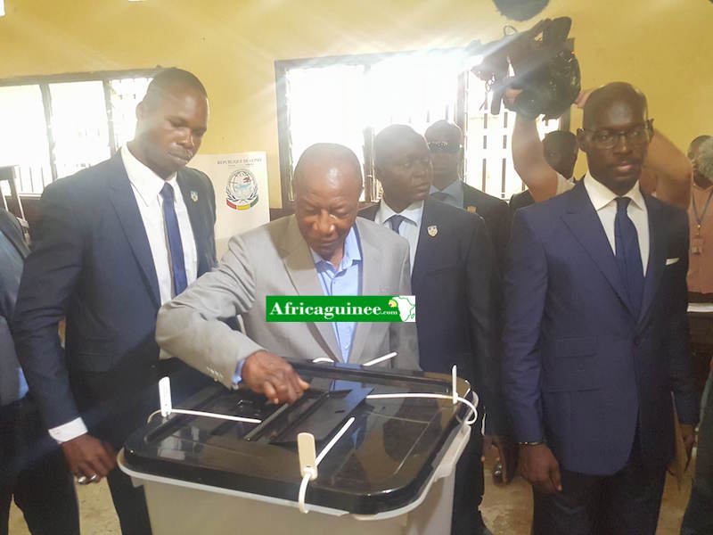 Le président de la République de Guinée, Pr Alpha Condé vote lors des élections communales de 2018