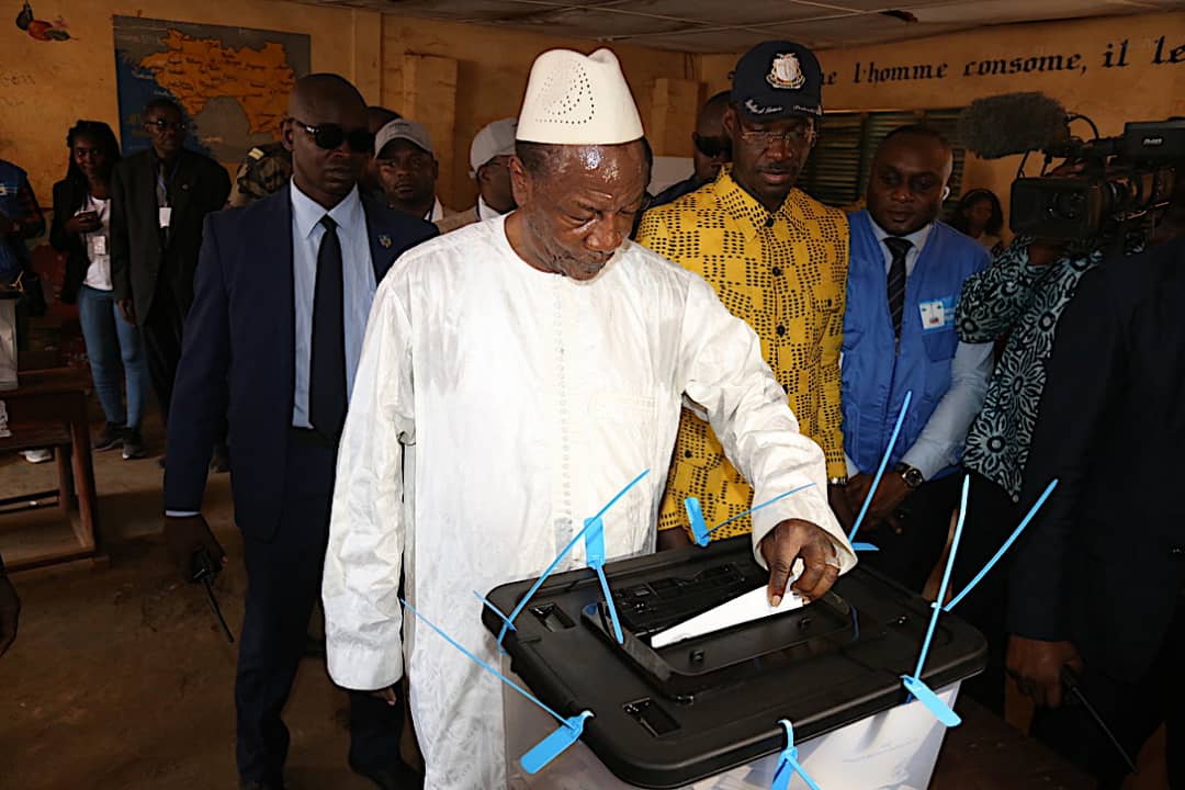 Alpha Condé, Président de la République de Guinée vote le 22 mars à Conakry