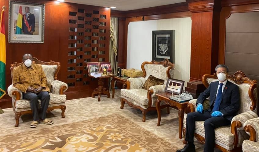 Feature image Alpha Condé, Président de la République de Guinée et l'ambassadeur de Chine à Sékhoutourea