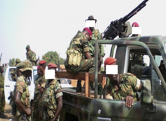Des militaires dans une rue à Conakry, image d'illustration