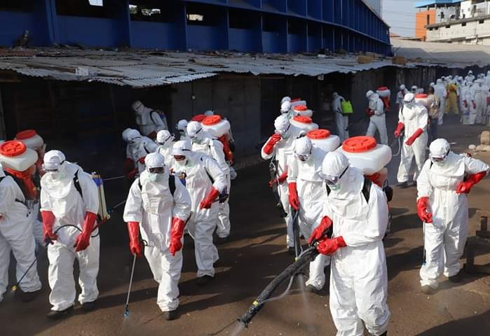 Une équipe de décontamination dans un marché de Conakry