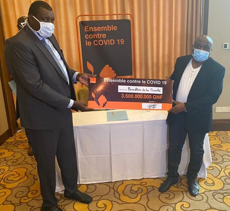 M. Aboubacar Sadikh Diop (Directeur Général d’Orange Guinée) et le Colonel Rémy Lamah (Ministre de la Santé)