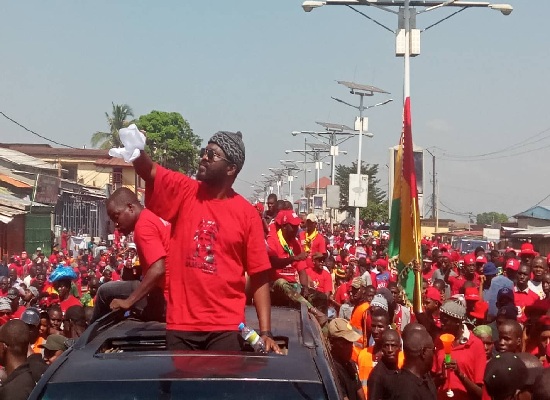 Foniké Menghue lors d'une manifestation du FNDC à Conakry