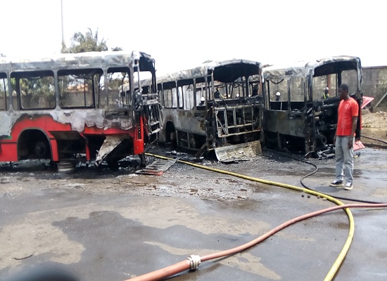 Des bus calcinés au garage de la société Albayrak