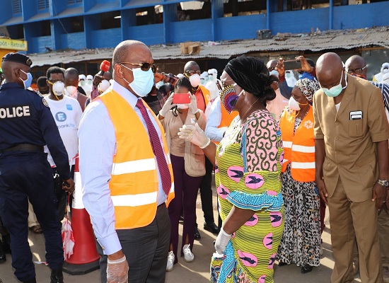 Le Premier Ministre guinéen, Ibrahima Kassory Fofana lance la campagne de désinfection des marchés à Conakry
