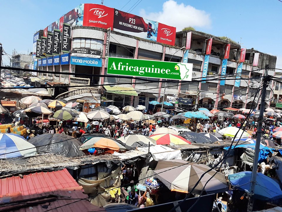 Vue d'une partie du marché Madina