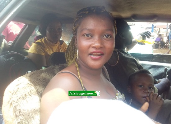 Une citoyenne qui quitte Conakry pour l'intérieur du pays