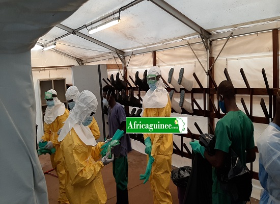 Des agents de l'équipe de prise en charge des malades du Coronavirus au CTPI de Nongo