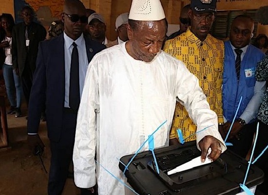 Le Président Alpha Condé lors du vote du 22 mars 2020 en Guinée