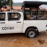 Un véhicule de la police anti-émeute endommagé dans les violences à Coyah
