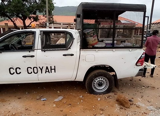 Un véhicule de la police anti-émeute endommagé dans les violences à Coyah