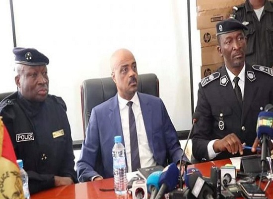 Damantang Albert Camara, ministre de la sécurité et de la protection civile entouré par de hauts responsables de la Police