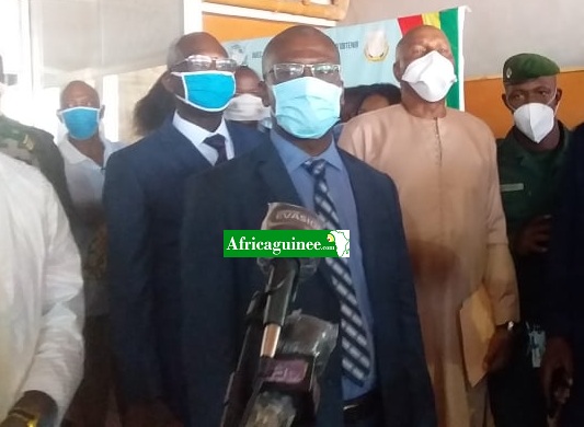 Feature image Kabinet Cissé, nouveau président de la CENI entouré par certains commissaires