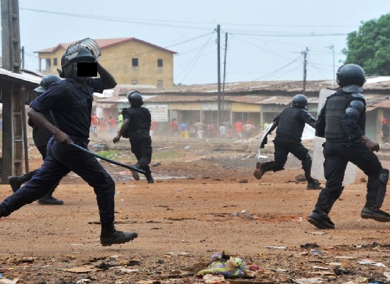 La police pourchassant des manifestants à Conakry, image d'archive