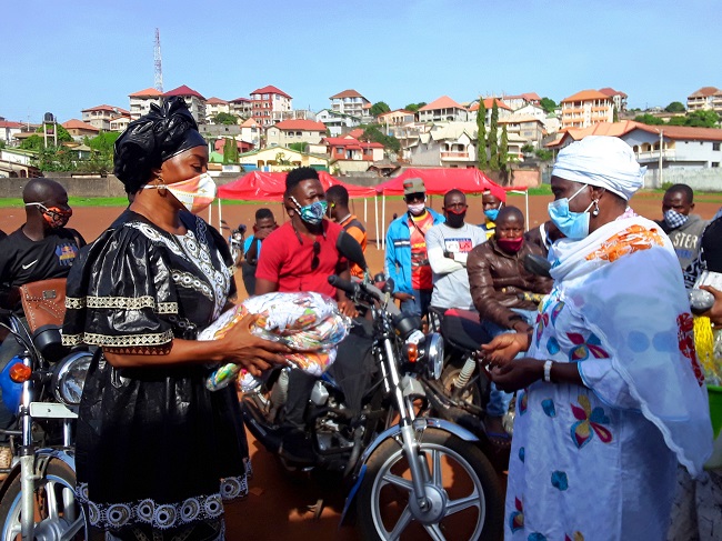 La présidente de l'AFIP remet des kits aux conducteurs de taxi moto de Kobaya