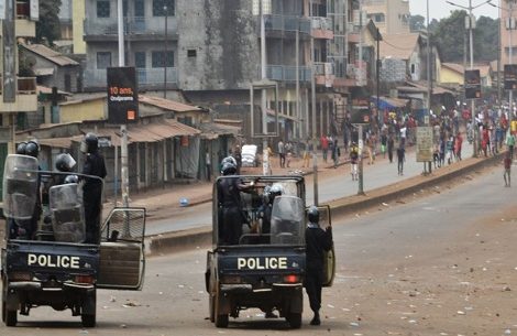 Des policiers face à des manifestants à Conakry