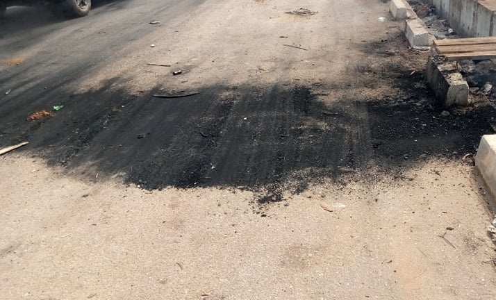 Des traces de cendre des pneus incendiés sur la chaussée