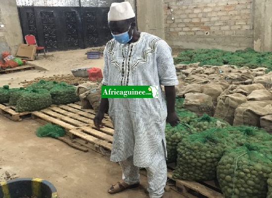 Feature image Un agriculteur dans son stock de récolte à Mamou