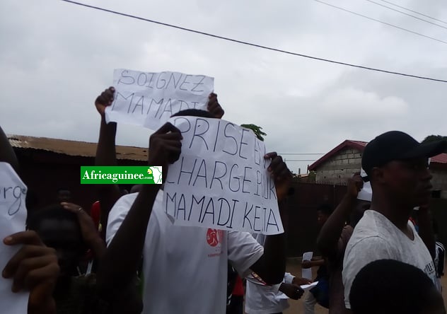 Des citoyens manifestent à Yimbaya