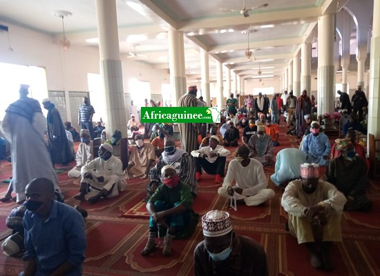 Des fidèles dans une mosquées à Labé