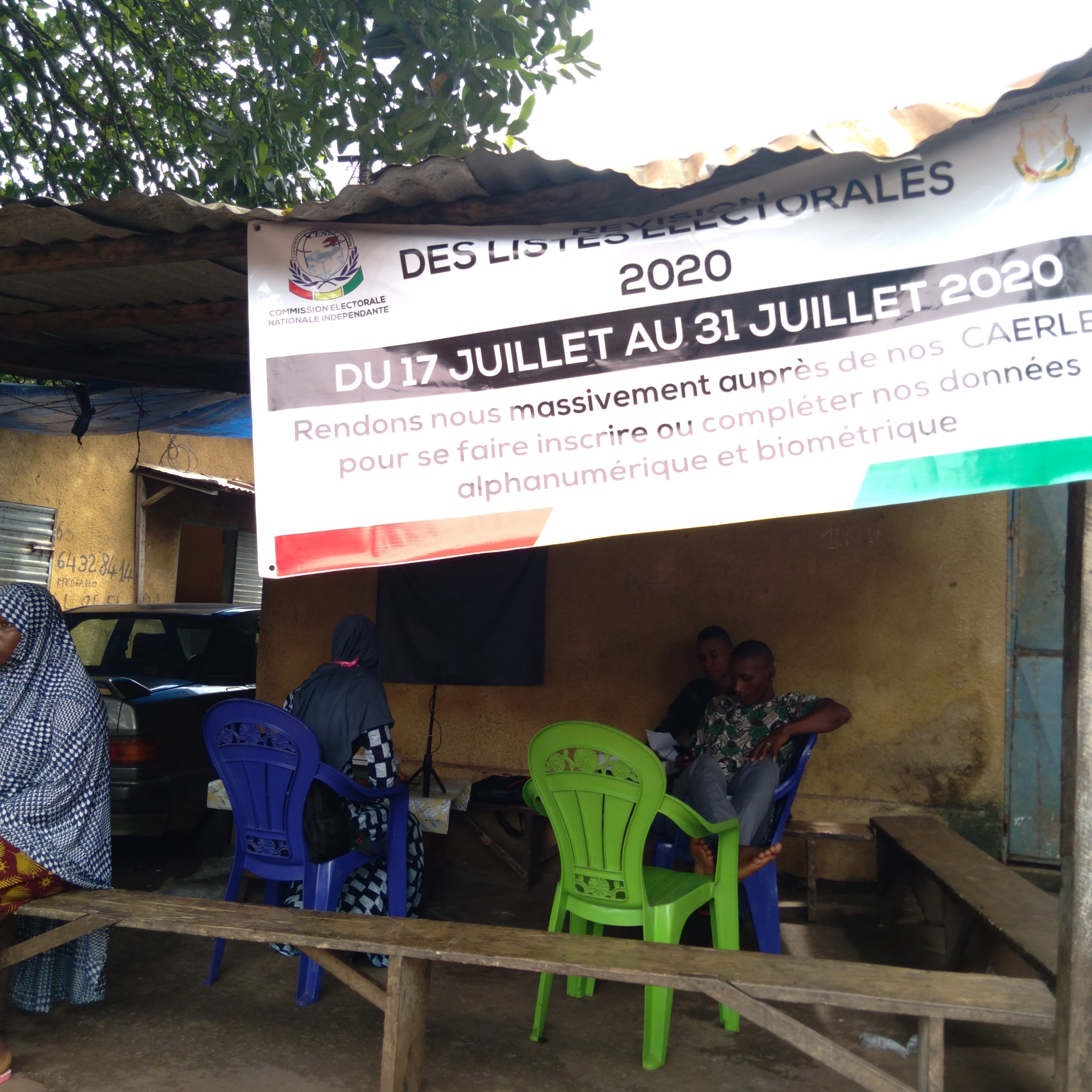 Un bureau de recensement des électeurs à Conakry