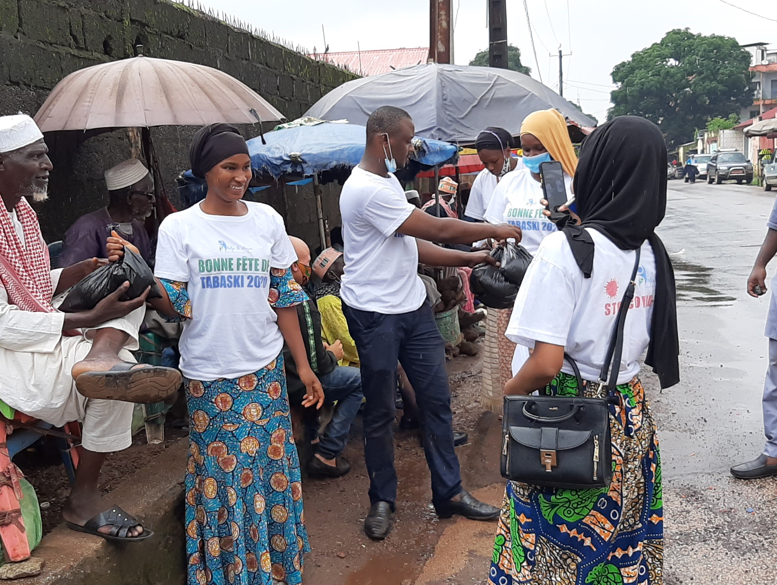L’ONG Help & hope offre des vivres aux personnes démunies à Conakry