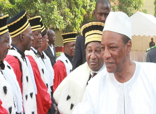 Feature image Alpha Condé, Président de la République de Guinée et des magistrats du pays