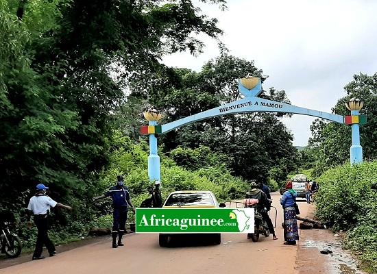 Un barrage installé à l'entrée de la ville de Mamou