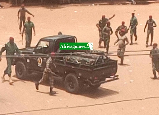 Des bérets rouge, une unité d'élite de l'armée guinéenne, sur le terrain du maintien d'ordre à Kankan