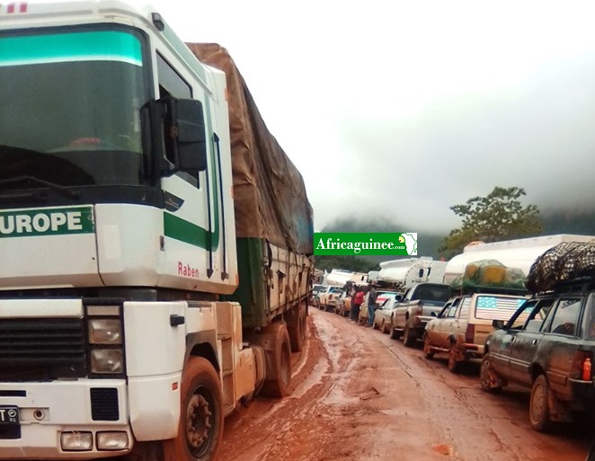 Des véhicules qui pataugent dans la boue sur la RN1 Conakry-Kindia