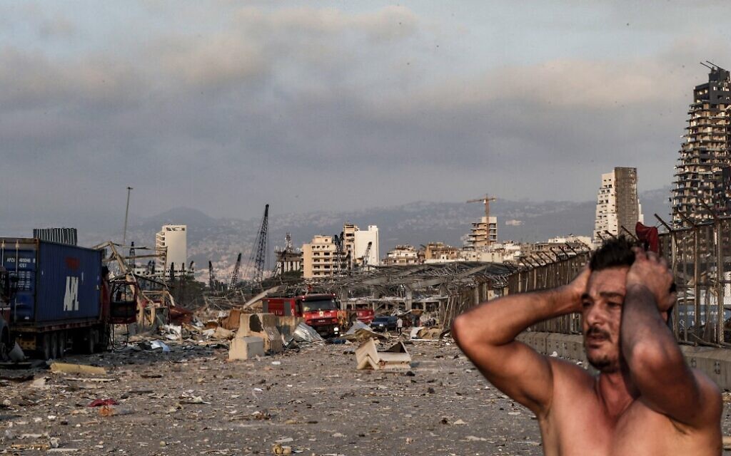 Un blessé observe impuissant les ruines de la ville de Beirut-Africaguinee.com
