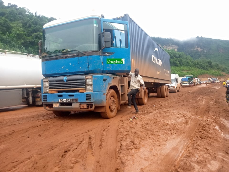 Feature image Des camions bloqués entre Coyah et le pont KK