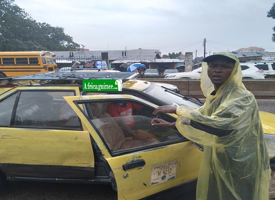 Ousmane Diallo, jeune débrouillard aide un chauffeur de taxi à avoir des passager