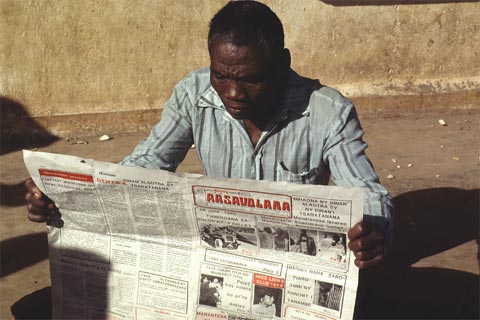 Un lecteur de journal africain-Photo: Un.org